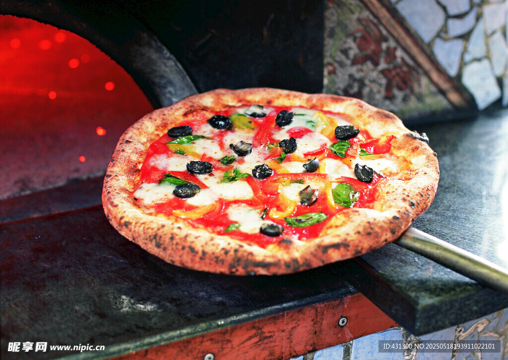 美味出炉的多彩蔬菜披萨