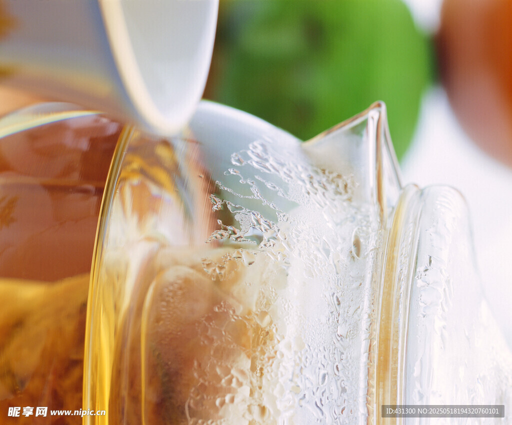 啤酒倒入玻璃杯瞬间