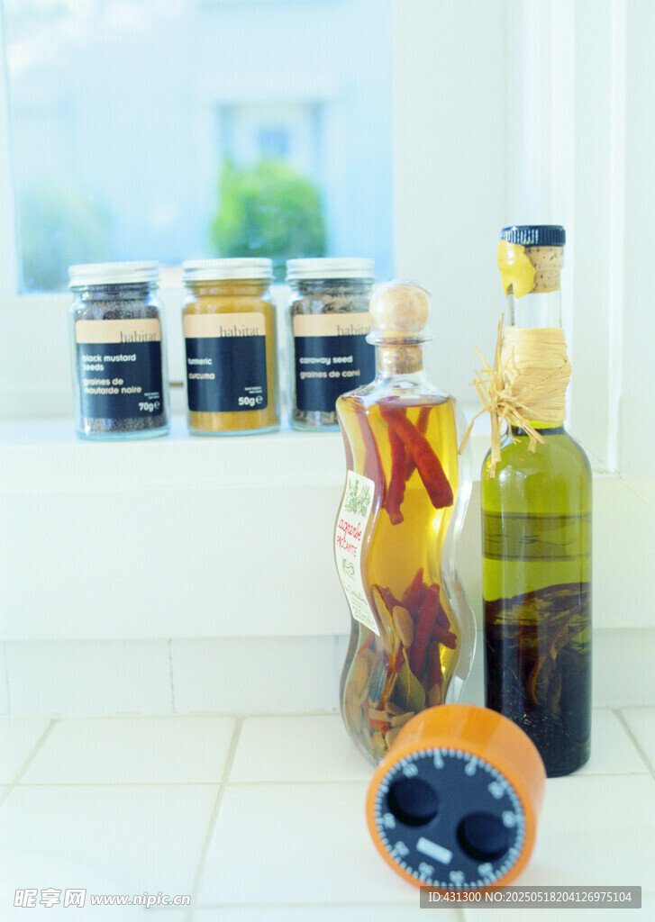 厨房台面上的多样食材调料