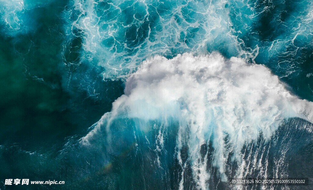 汹涌海浪的震撼瞬间
