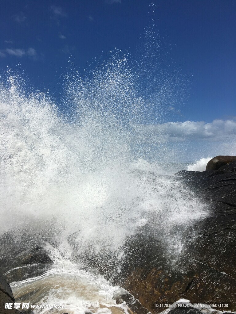 海浪拍击礁石壮观景象