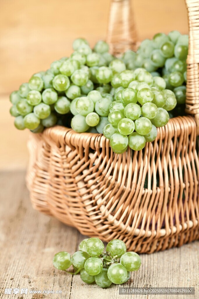 藤编篮中的鲜绿葡萄