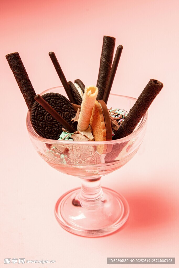 精致巧克力冰淇淋甜品