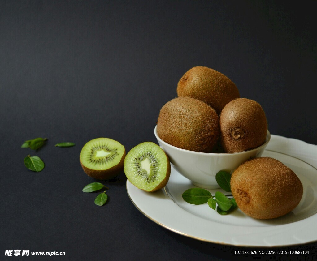 碗中猕猴桃配清新绿叶