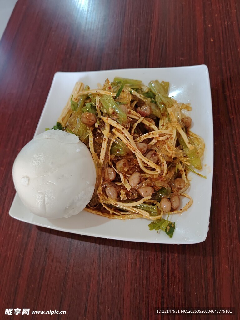 凉拌菜配馒头的美味餐食