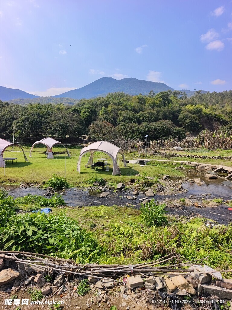 田园风光中的特色帐篷