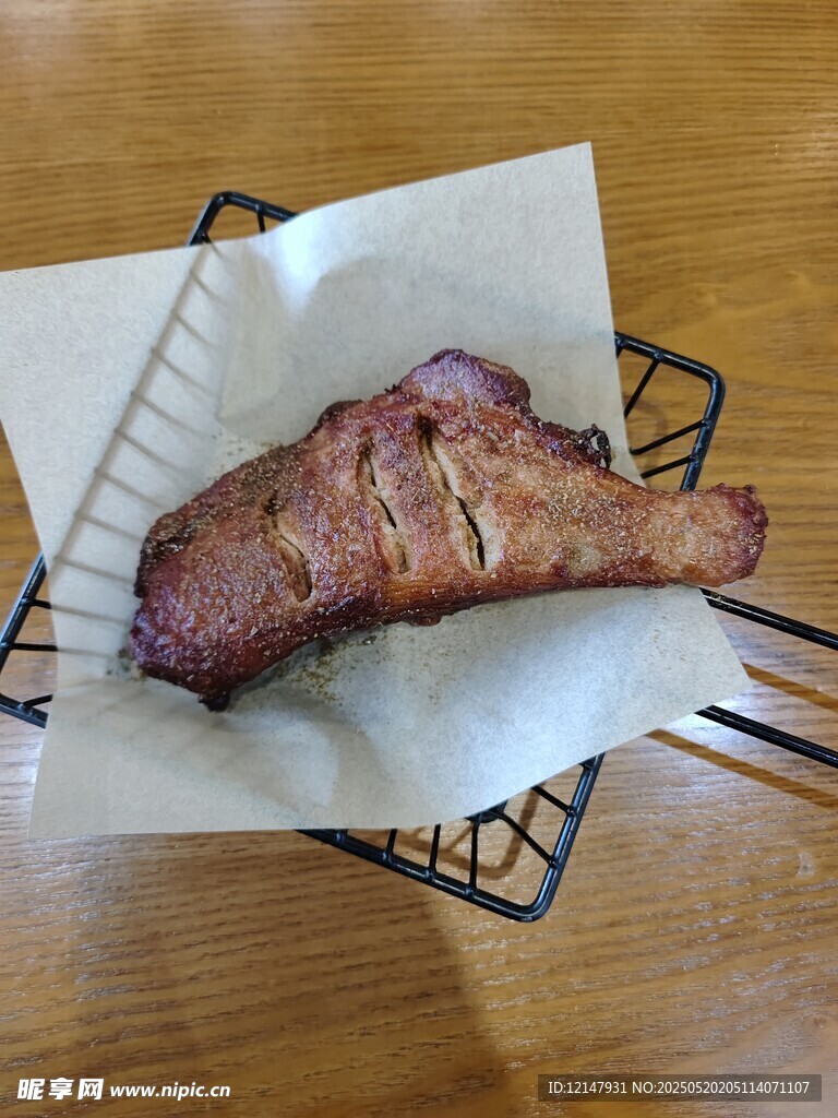 烤鸡腿置于架上