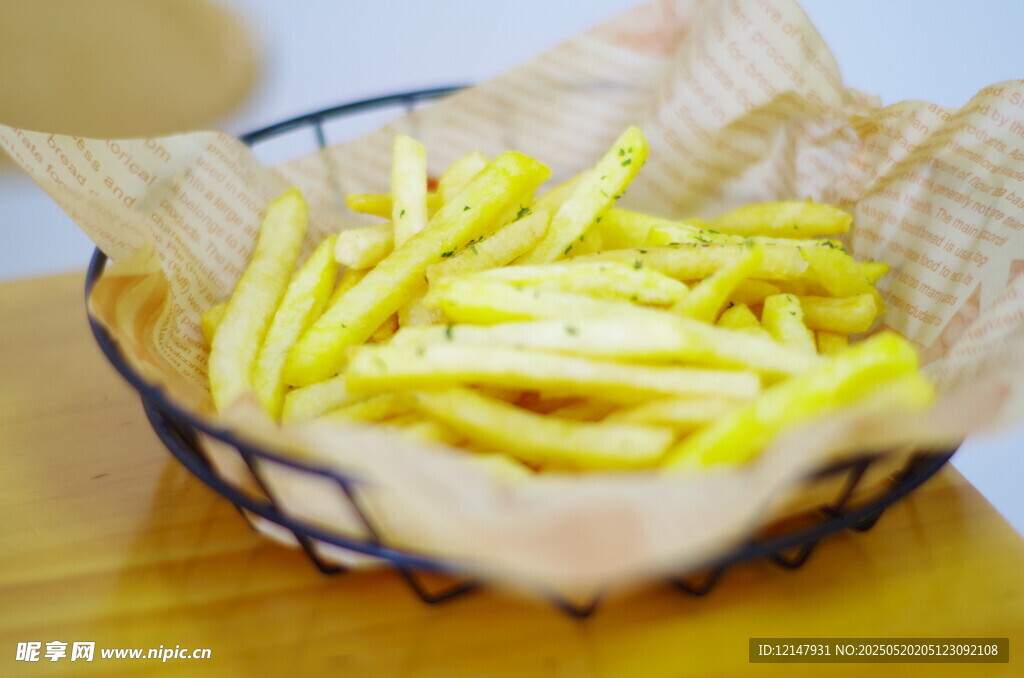 美味金黄薯条置于篮中