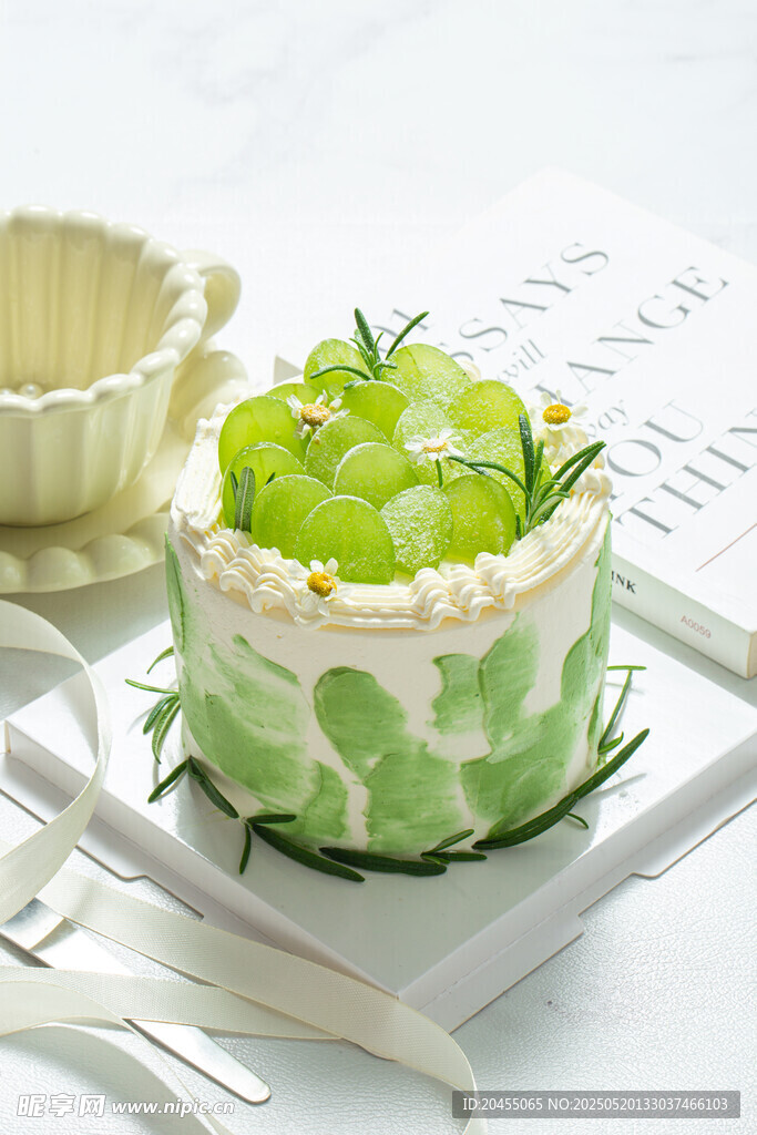 青提装饰的精致绿色蛋糕