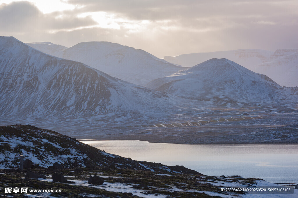 雪山湖泊壮丽自然景观