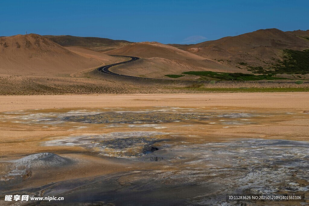 沙漠中的独特地貌景观