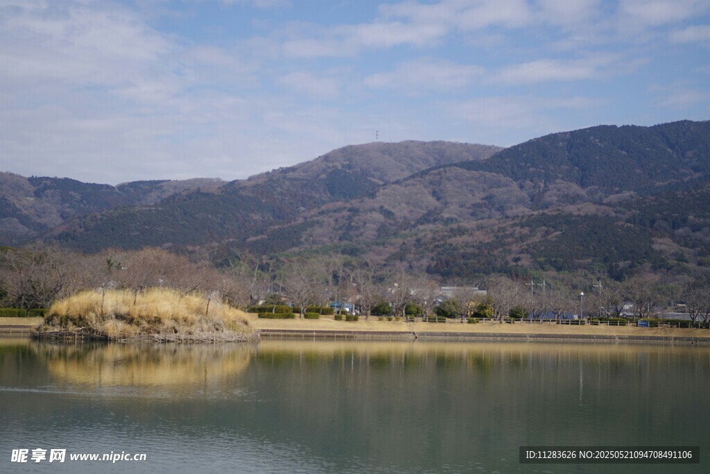 宁静山水间的秀丽湖景