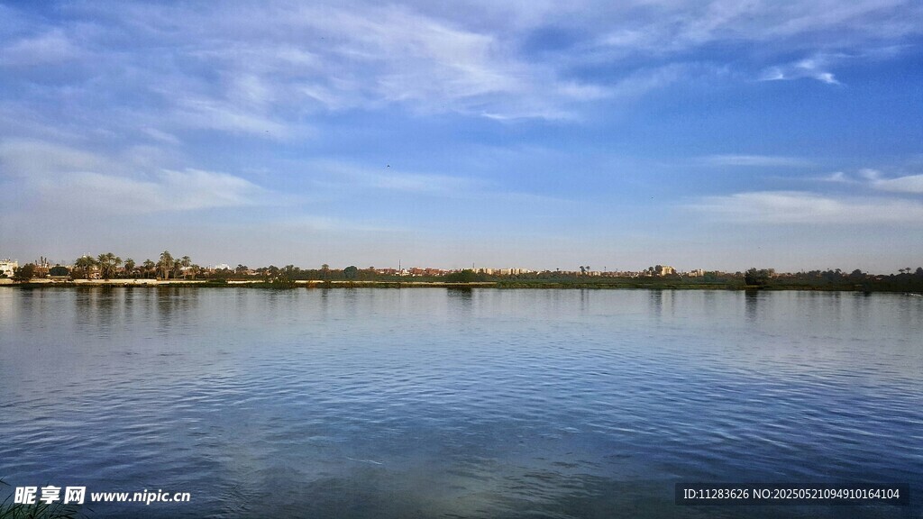 宁静湖面与蓝天白云美景