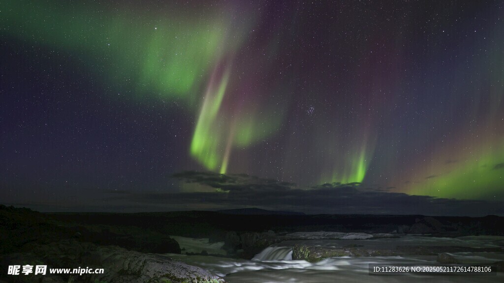 夜空中绚烂的北极光美景