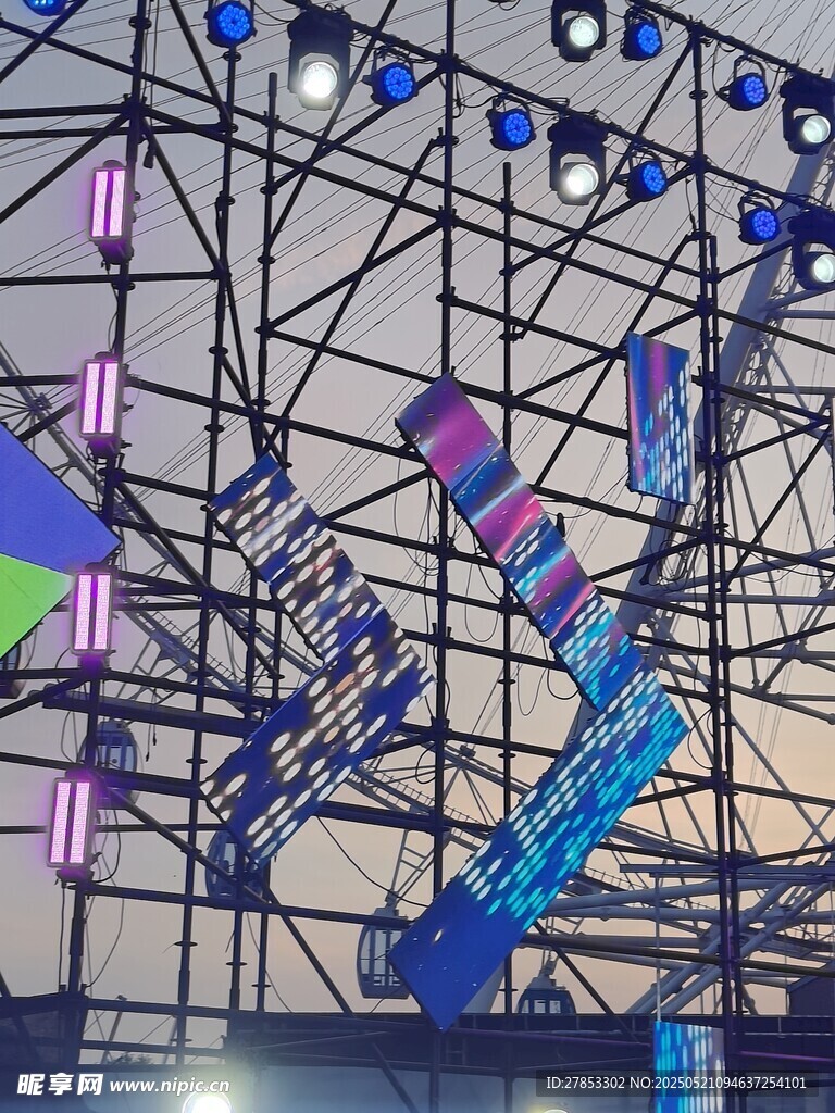 舞台灯光架上的多彩装饰