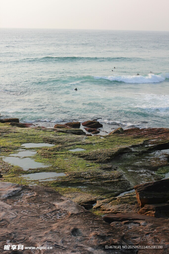 海边礁石与波光粼粼海面