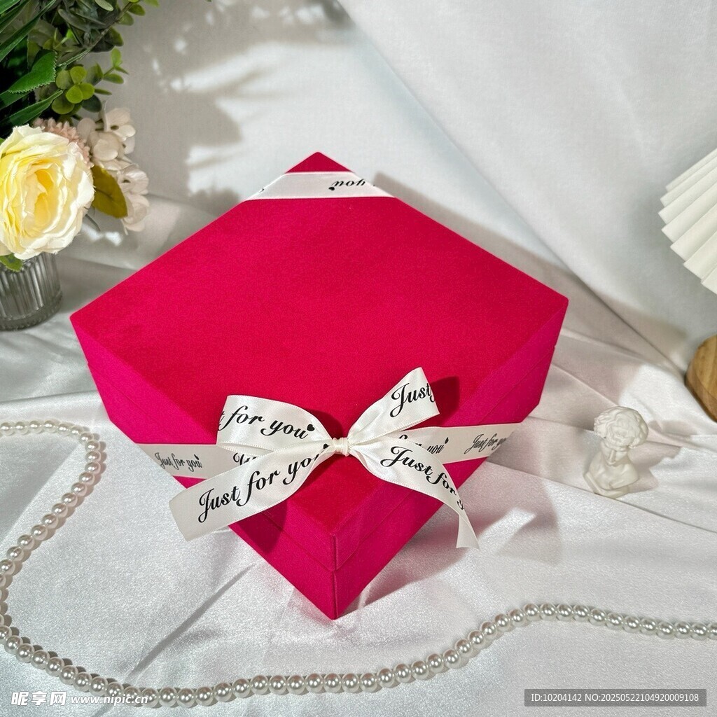 玫红色蝴蝶结装饰六边形礼盒
