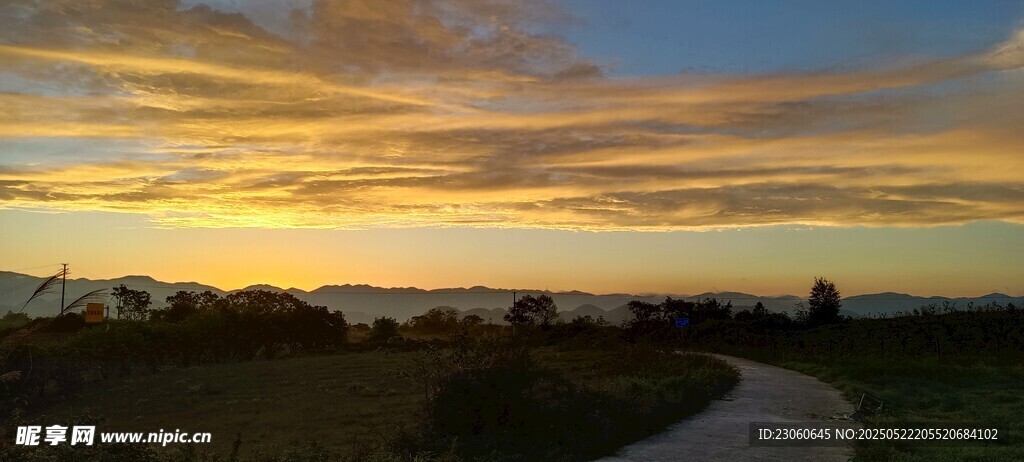 黄昏时分的美丽户外景色