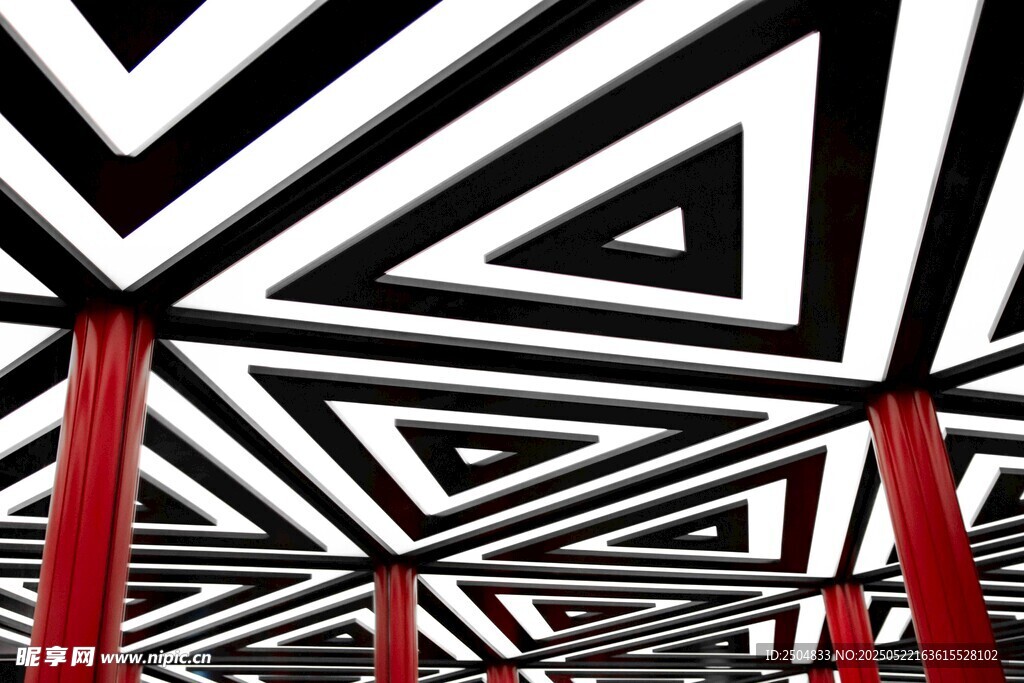 黑白几何图案的红色立柱空间