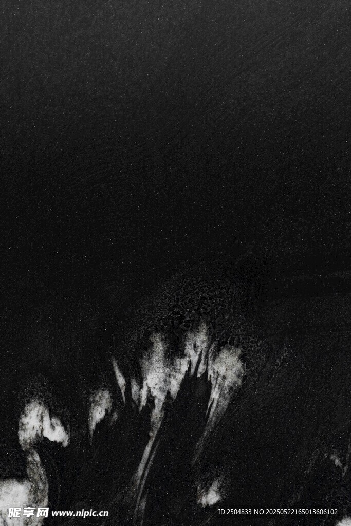 昏暗场景中的人物聚集