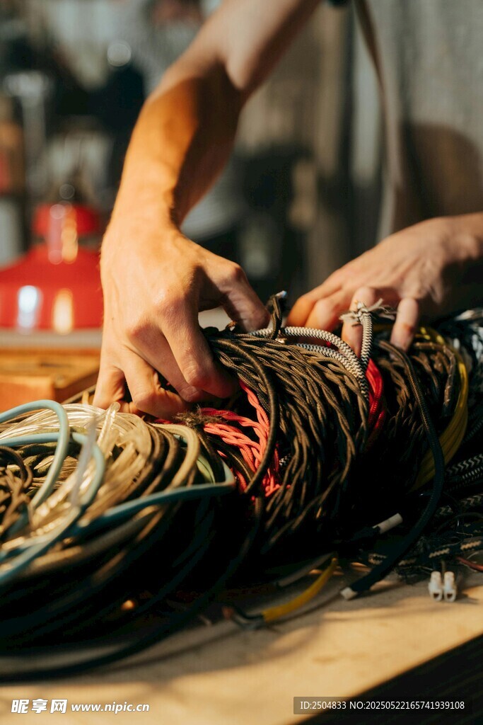 整理杂乱电线的工作场景