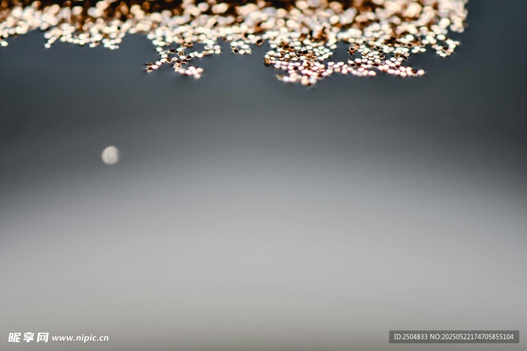 飘落的花瓣营造唯美氛围