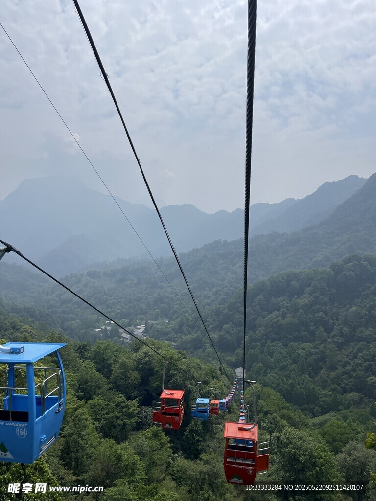 山间缆车穿梭于葱郁山林