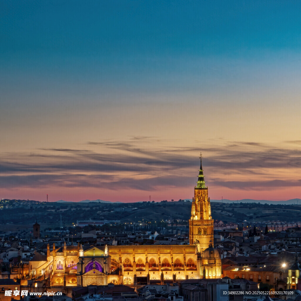 城市黄昏中的宏伟建筑景观