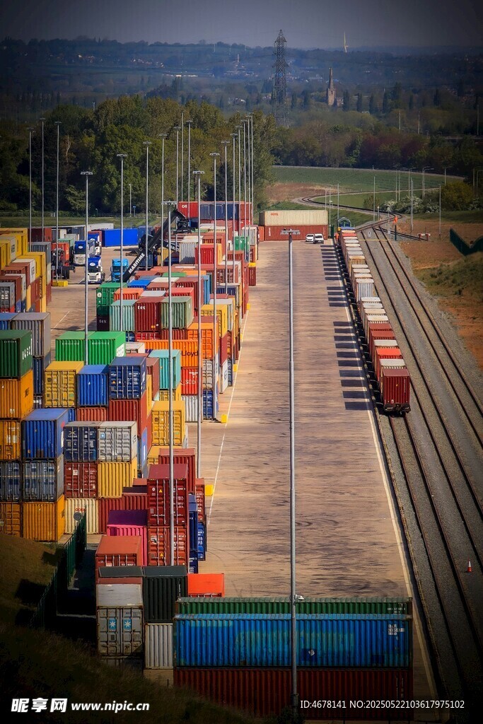 繁忙港口的多彩集装箱