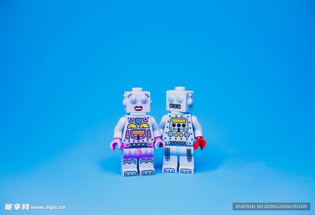 两个彩色乐高小人