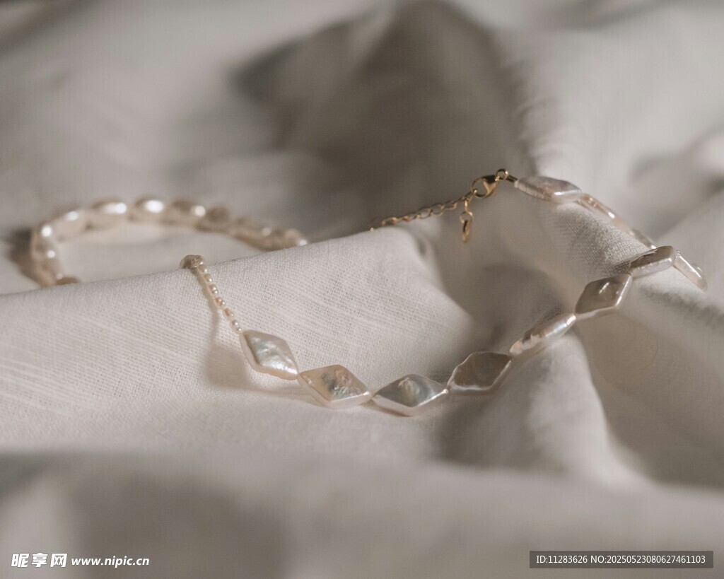 简约银质扭曲造型手链