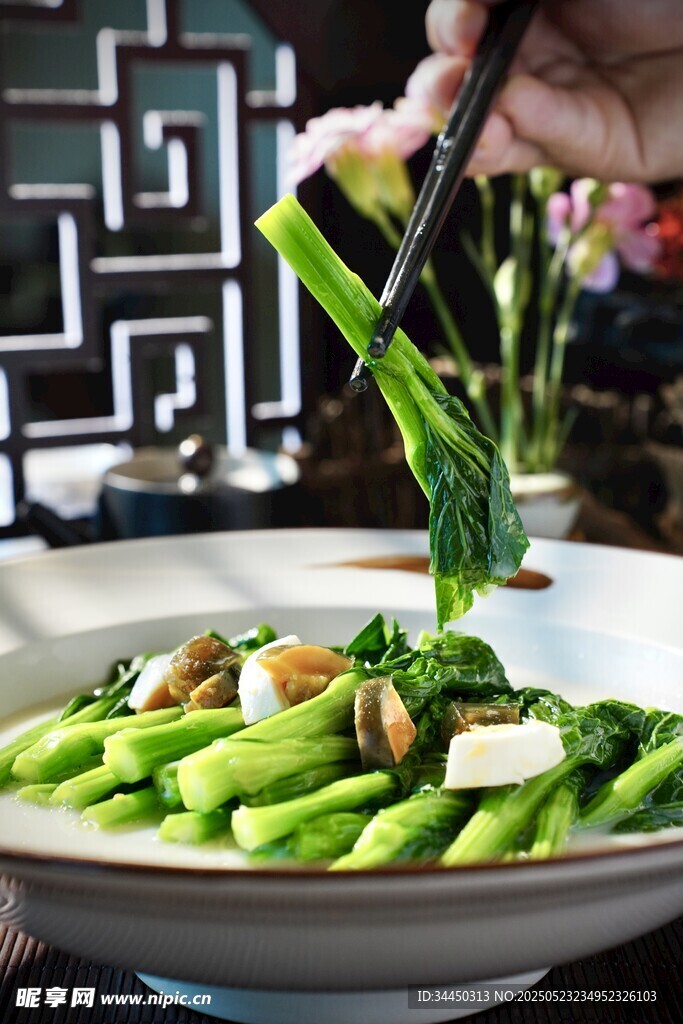 筷子夹起鲜嫩青菜