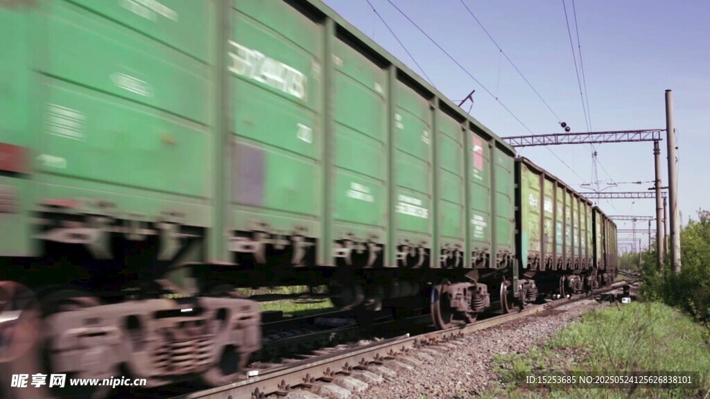 行驶中的绿色货运列车