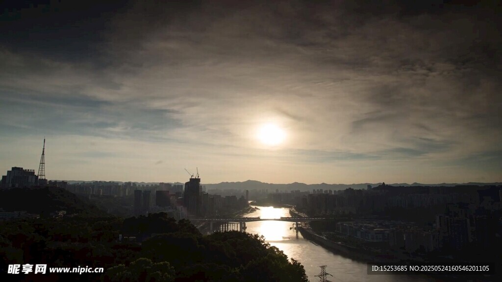 夕阳下的河畔美景