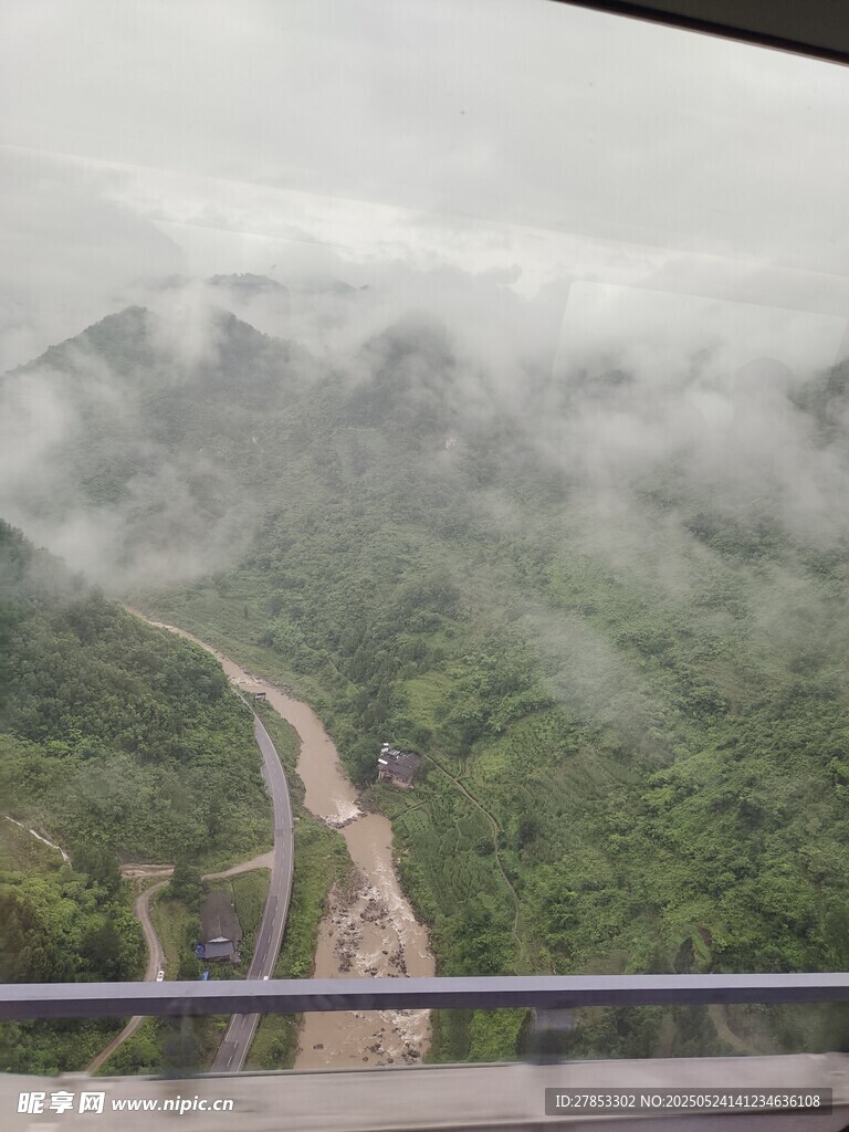 云雾缭绕中的蜿蜒公路