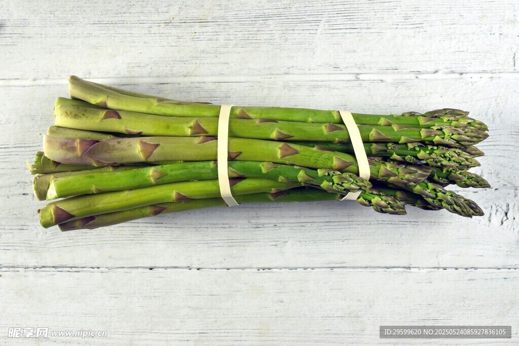 新鲜绿芦笋成捆摆放