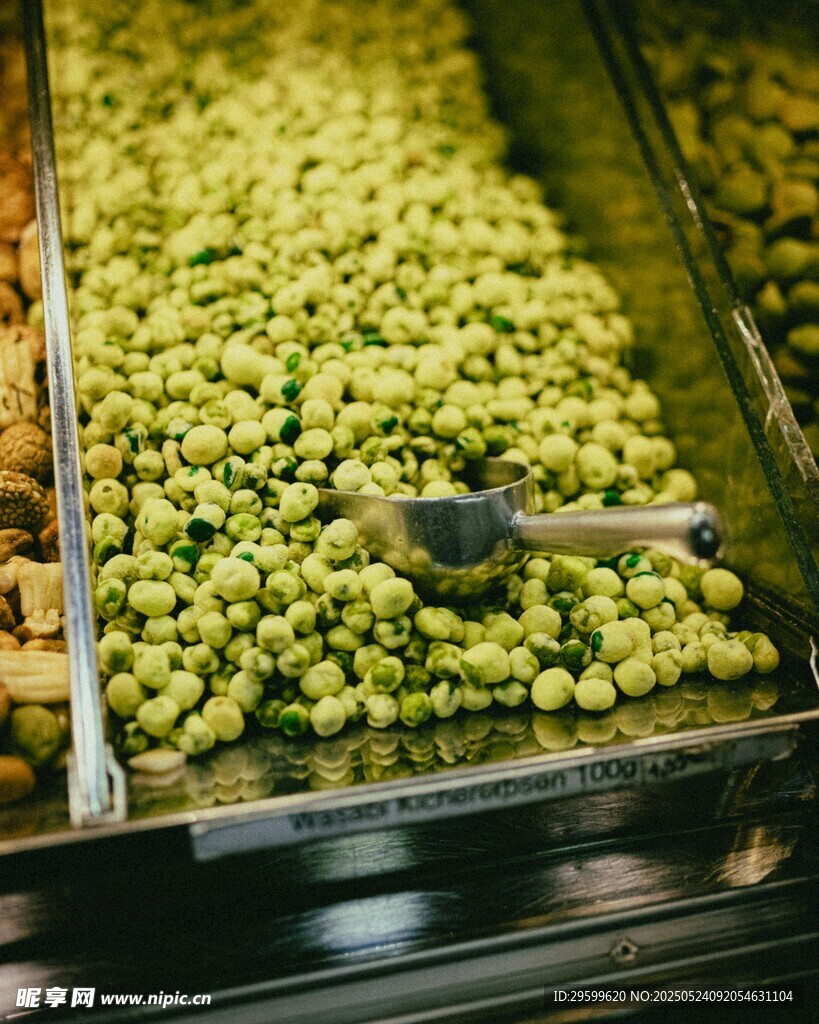 超市货架上的新鲜绿色蔬菜