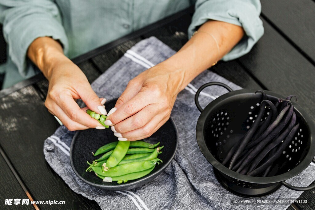 手剥鲜嫩豌豆入锅