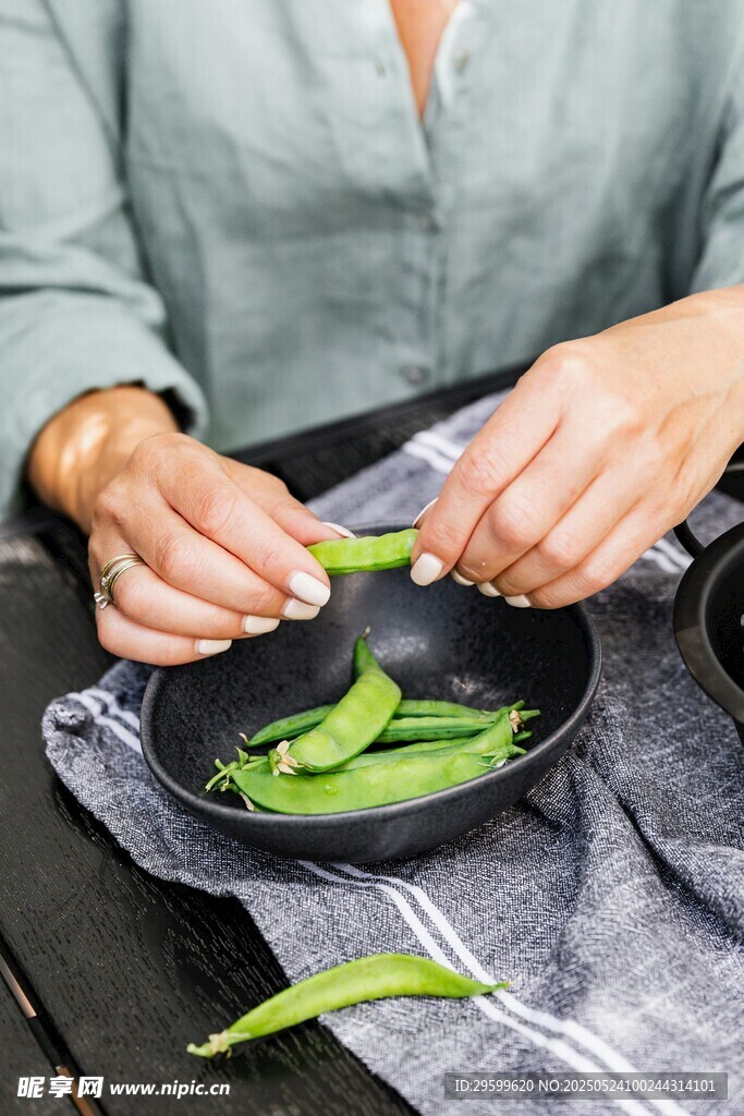 手剥鲜嫩豌豆的温馨瞬间