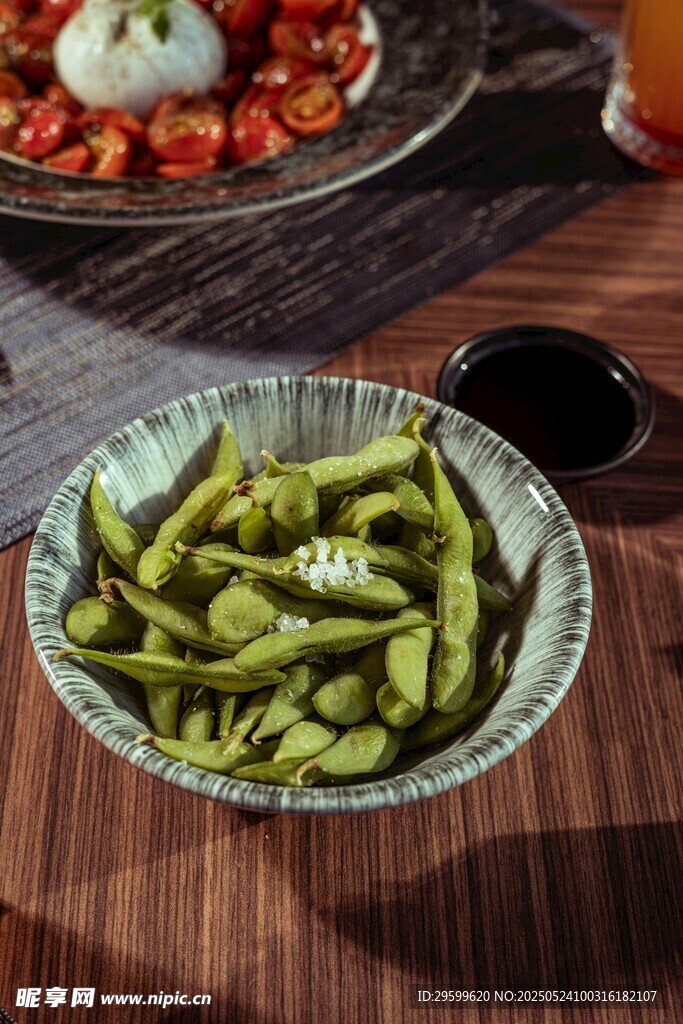 美味翠绿毛豆摆于碗中