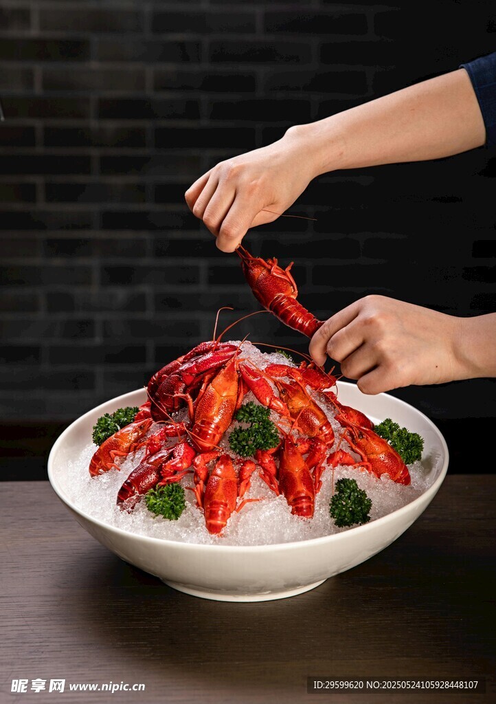 美味小龙虾诱人开吃