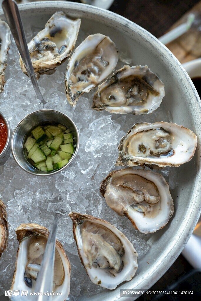 冰镇生蚝配特色蘸料