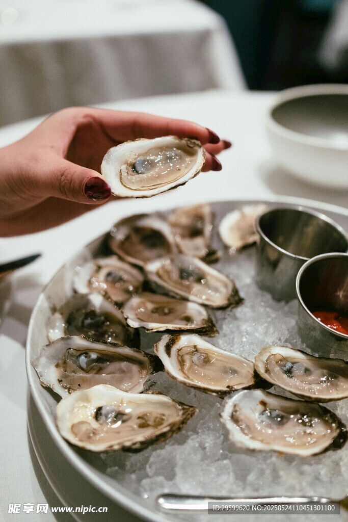 手捧生蚝的海鲜展示场景