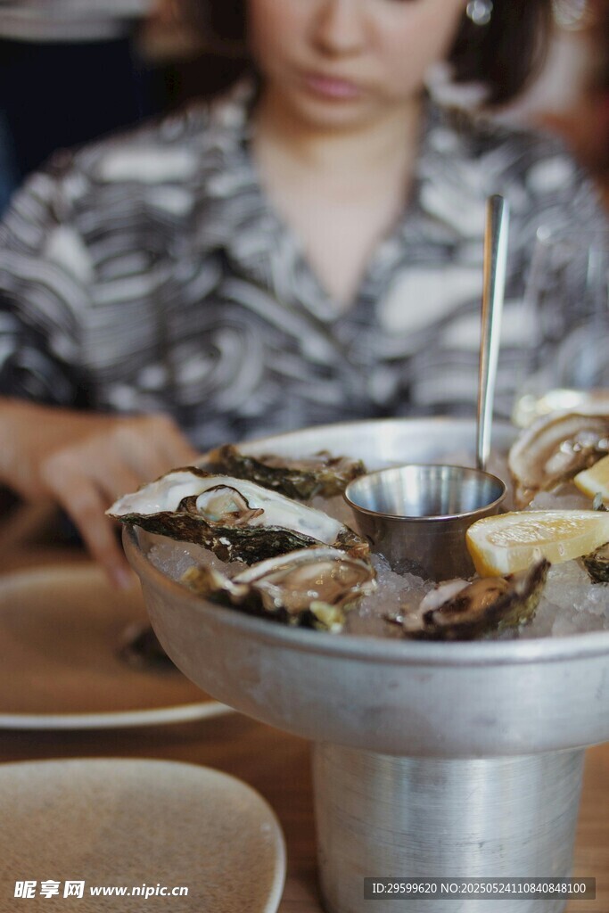 金属盘上摆放的新鲜牡蛎