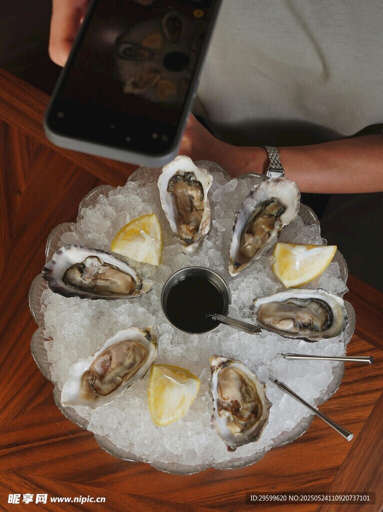 冰盘上的新鲜生蚝