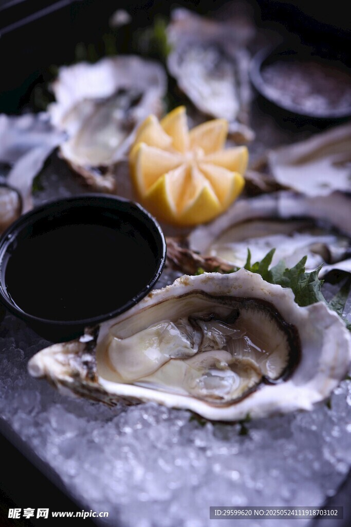 冰鲜生蚝配柠檬与蘸料