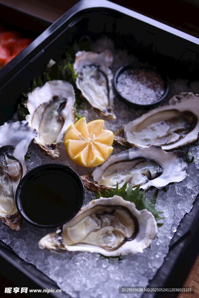 冰鲜生蚝配柠檬与蘸料