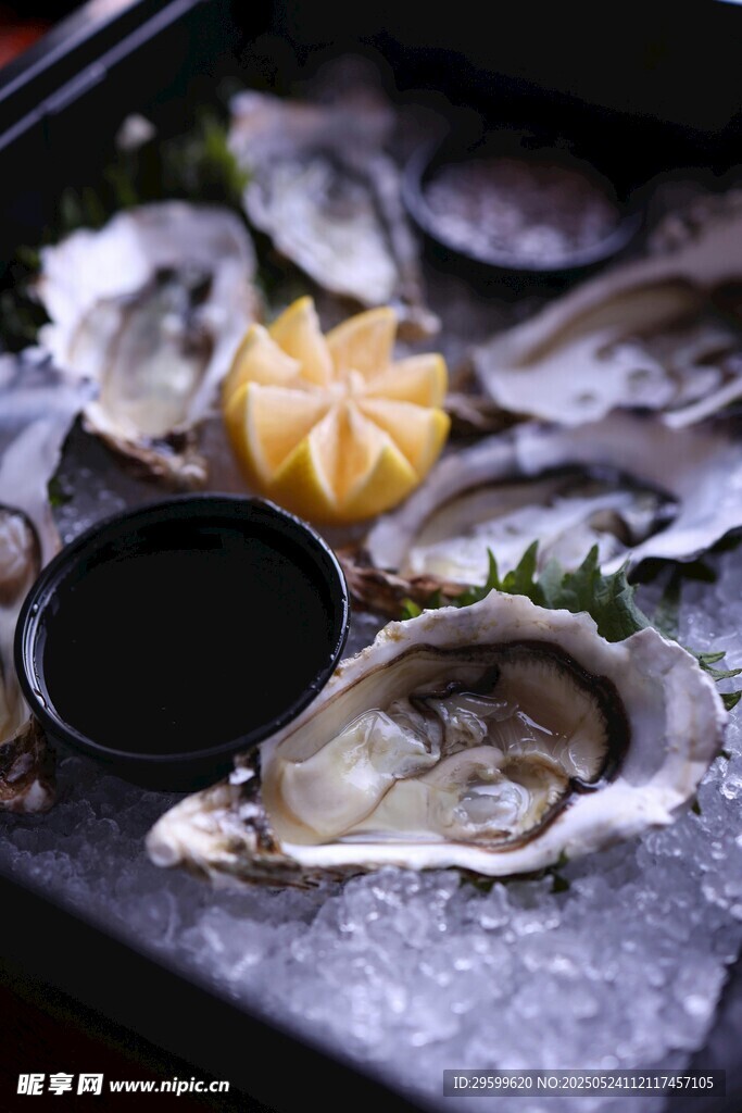 冰鲜生蚝配柠檬与蘸料