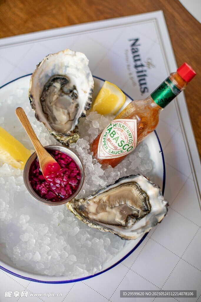 冰盘上的美味生蚝及佐料