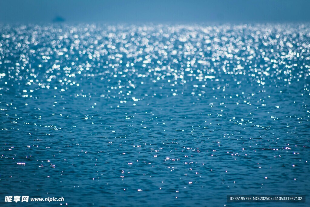 波光粼粼的蓝色海面